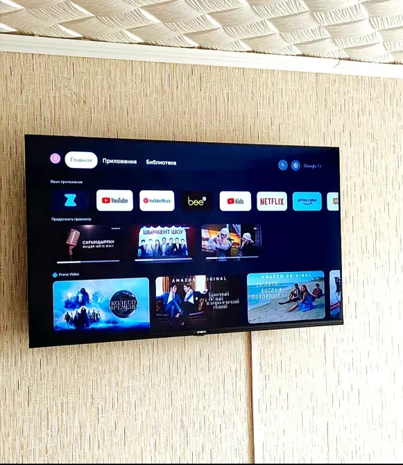 Экран телевизора с интерфейсом для приложений и сервисов