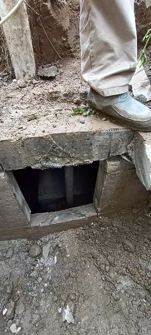 Отверстие в фундаменте с человеком рядом