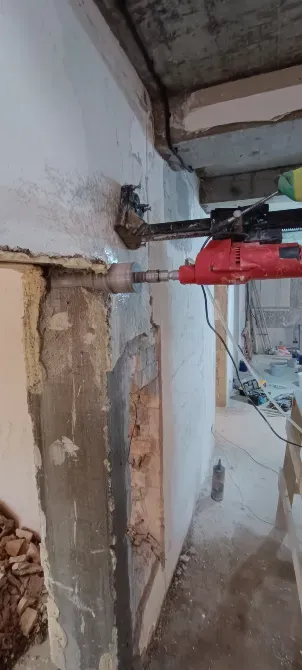 Строительные работы с использованием инструмента для сверления