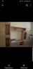 Заманауи ағаш шкафы сөрелерімен және витриналары бар сақтау үшін