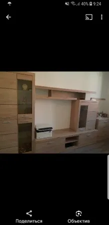 Современный деревянный шкаф с полками и витринами для хранения