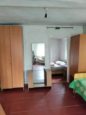 Ванная комната с зеркалом, шкафами и видом на соседние комнаты