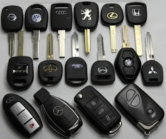 Разнообразные автомобильные ключи от различных марок, включая Volkswagen, Audi, Peugeot, Lexus, Honda, Mercedes и другие