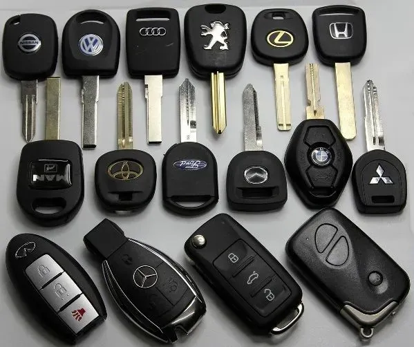 Разнообразные автомобильные ключи от различных марок, включая Volkswagen, Audi, Peugeot, Lexus, Honda, Mercedes и другие