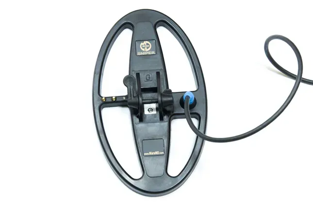 Металлоискатель с овальной катушкой и кабелем подключения