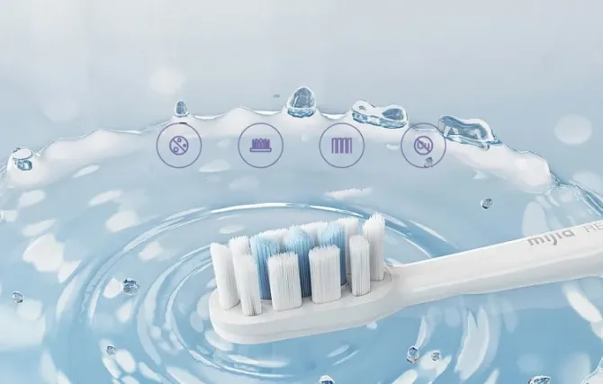 Близкий план щетины зубной щетки с каплями воды на фоне