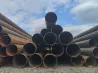 Үлкен диаметрлі құбырлар қоймада көк аспан фонында