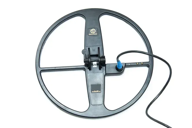 Металлоискатель, дөңгелек катушка, қара түсте, қосу үшін кабелі бар