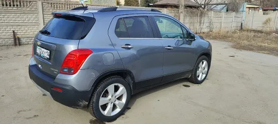 Левый задний угол Chevrolet Trax, хорошо виден кузов и колеса