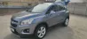 Сұр түсті Chevrolet Trax автоты гаражда ашық жүксалғышпен
