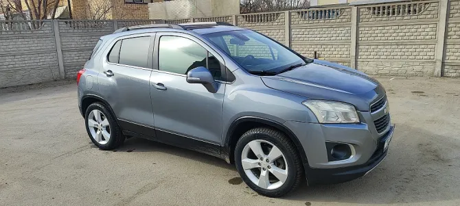 Вид сбоку Chevrolet Trax с четко видимой линией кузова и колесами
