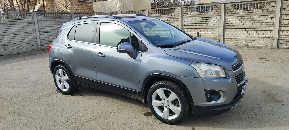 Chevrolet Trax боковкөштен көрініс, кузов сызығы мен дөңгелектері анық байқалады