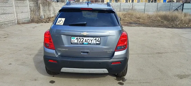 Chevrolet Trax артқы көрінісі, номер мен логотип автокөліктерде.