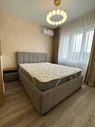 Уютная спальня с кроватью и большим окном