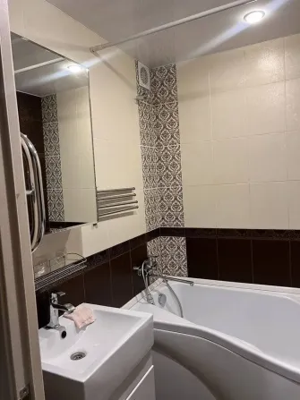 Томыша мен айнасы бар ванна бөлмесі
