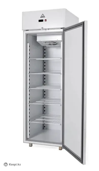 Холодильник с открытой дверцей, белый, внутри полки для хранения продуктов