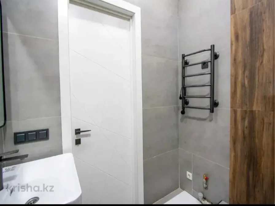 Екінші жуынатын бөлме сүлгі қыздырғыш және раковинамен