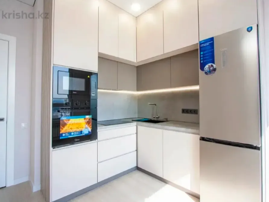 Заманауи интеграцияланған шкафтар мен техникалармен жабдықталған асхана