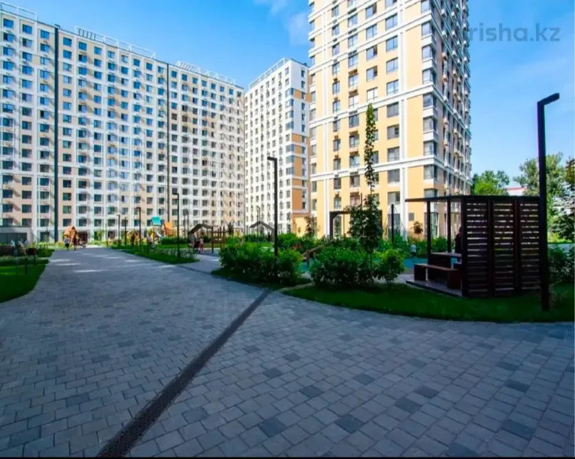 Жасыл отырғызу мен балалар алаңы бар тұрғын кешен ауласы