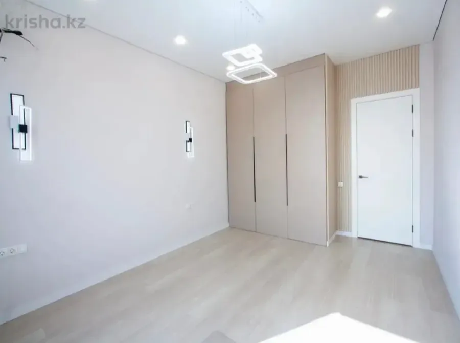 Интеграцияланған шкафтар мен есігі бар бос бөлме