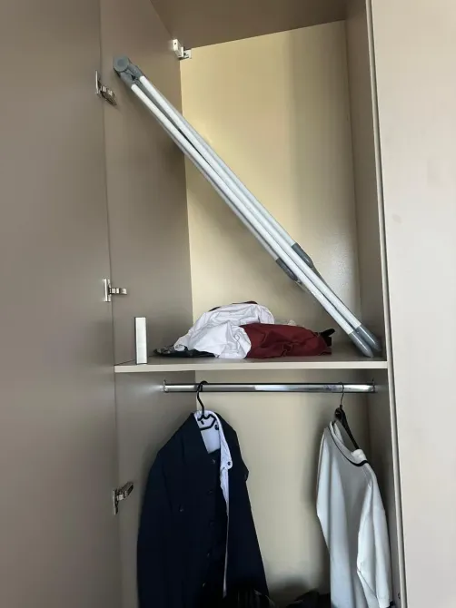 Киім шкафы және алып тастағыш сөрелері бар шкаф