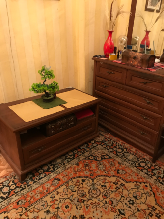 Деревянная мебель в интерьере с цветочным рисунком и комодом