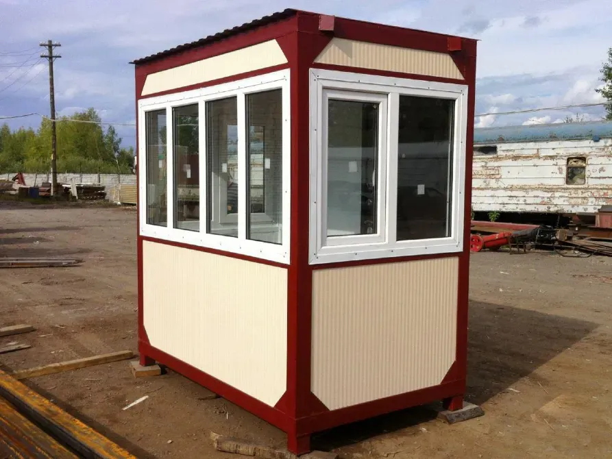 Охранная кабина с красными акцентами и большими окнами