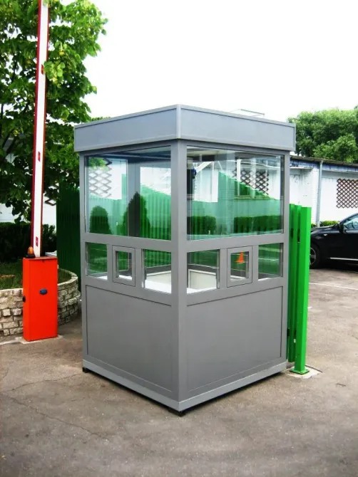 Кабина охраны с зелеными вставками на окнах