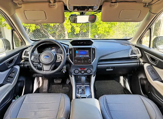 Интерьер автомобиля Subaru с панелью управления