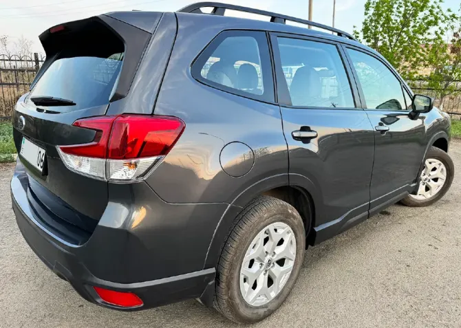 Черный кузов Subaru с задней стороны и открытой дверью