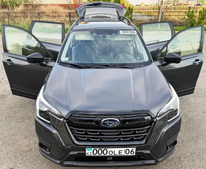 Передняя сторона автомобиля Subaru с открытыми дверями