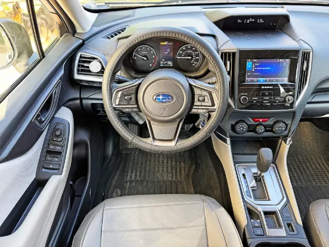 Внутренний вид автомобиля Subaru с приборной панелью