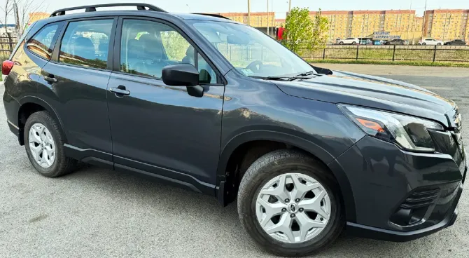 Черный Subaru на парковке сбоку