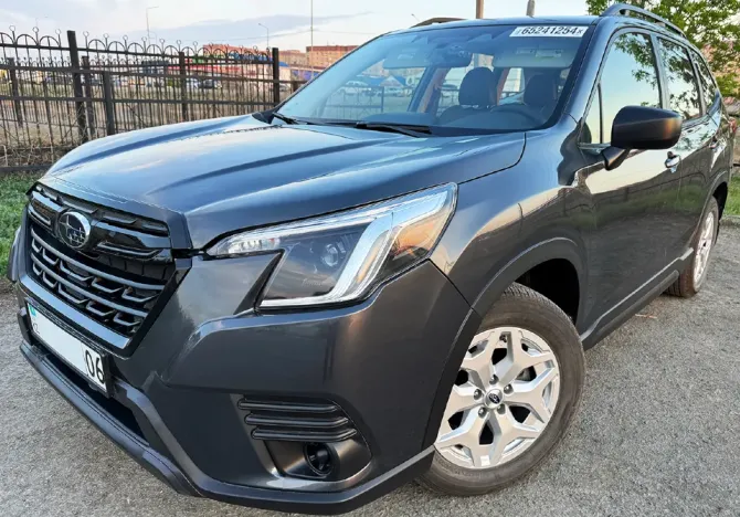 Автомобиль Subaru с черным кузовом спереди