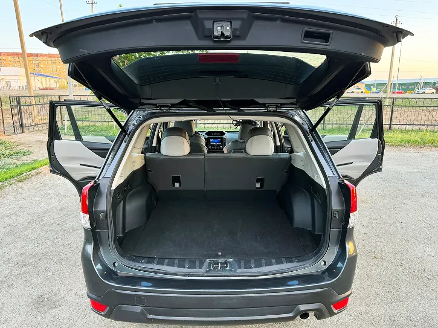 Subaru көлігінің алдыңғы жағынан ашық есіктерімен