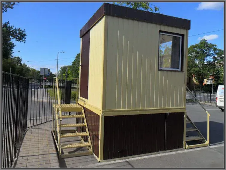 Охранная будка с двухцветной отделкой и лестницей