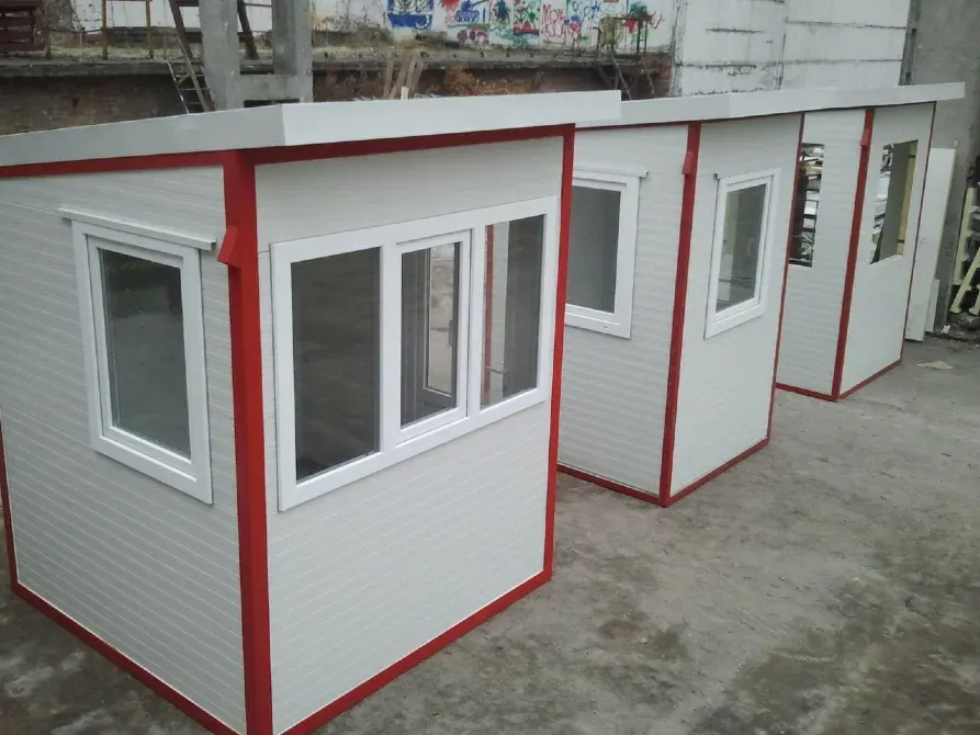 Несколько охранных кабин с оконными рамами и красной отделкой
