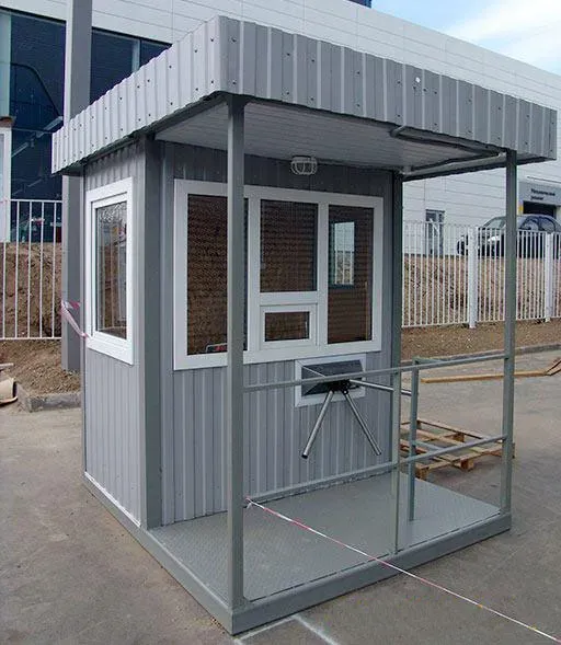 Металлическая охранная будка с одной дверью и поручнем