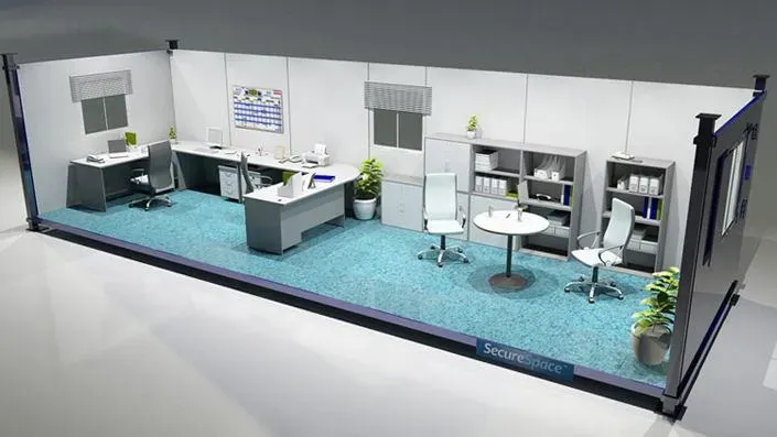 Офисное пространство внутри контейнера с несколькими рабочими местами и мебелью