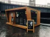Заманауи ағаш кафе, үлкен терезелерімен және ерекше дизайнымен