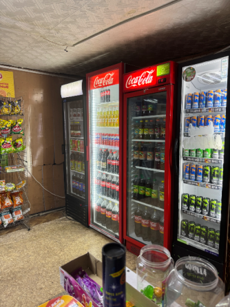 Холодильные витрины с напитками, в том числе с Coca-Cola и энергетическими напитками, расположенные в магазине