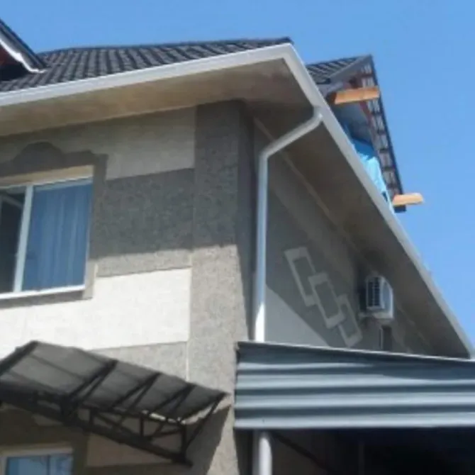 Фасад дома с современным дизайном и черной крышей