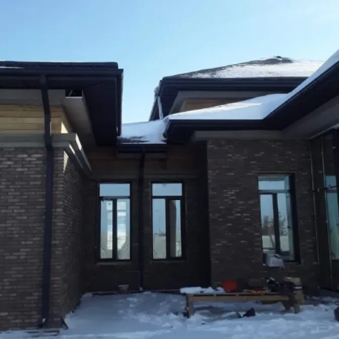 Новый дом с кирпичной отделкой и зимним пейзажем