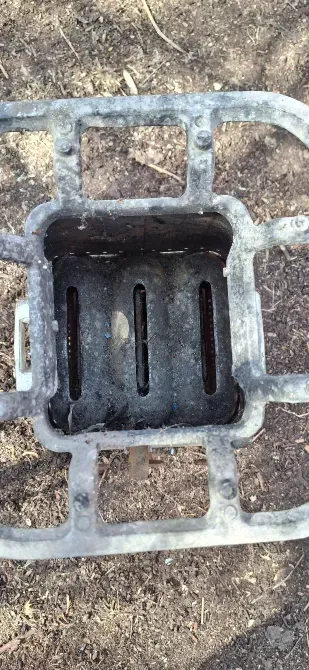 Туристік примустың оттық бөлігінің үстінен көрінісі, лас ішкі бөлімімен