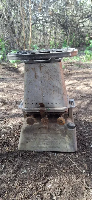 Ластық және ескі туристік примус, негізіндегі жазу