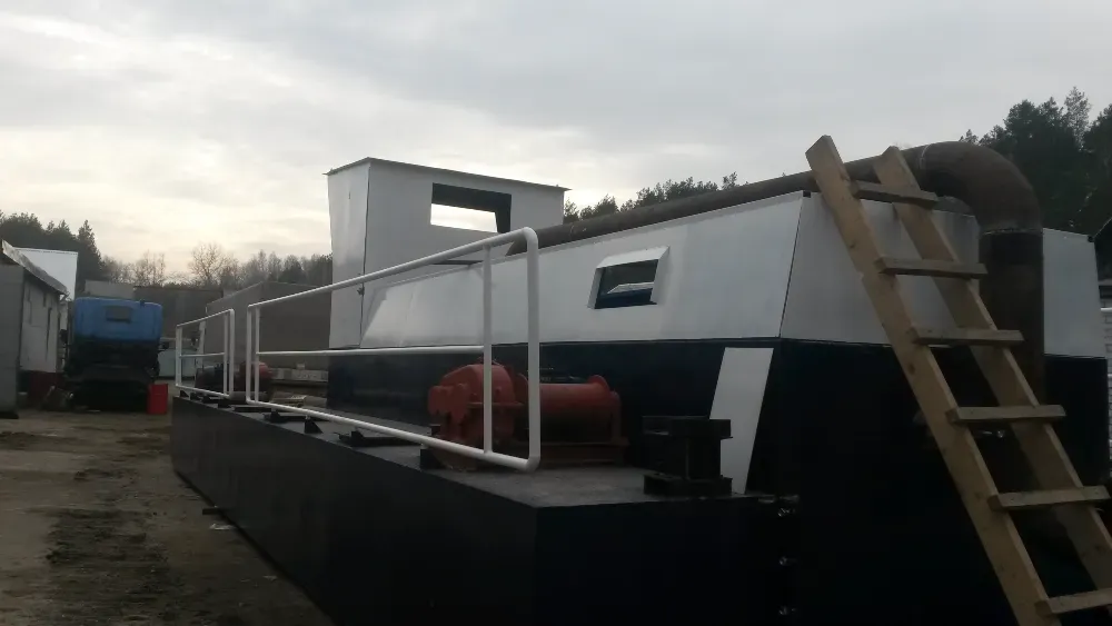 Металлды каркас пен машиналық жабдықтары бар пирстегі кеме