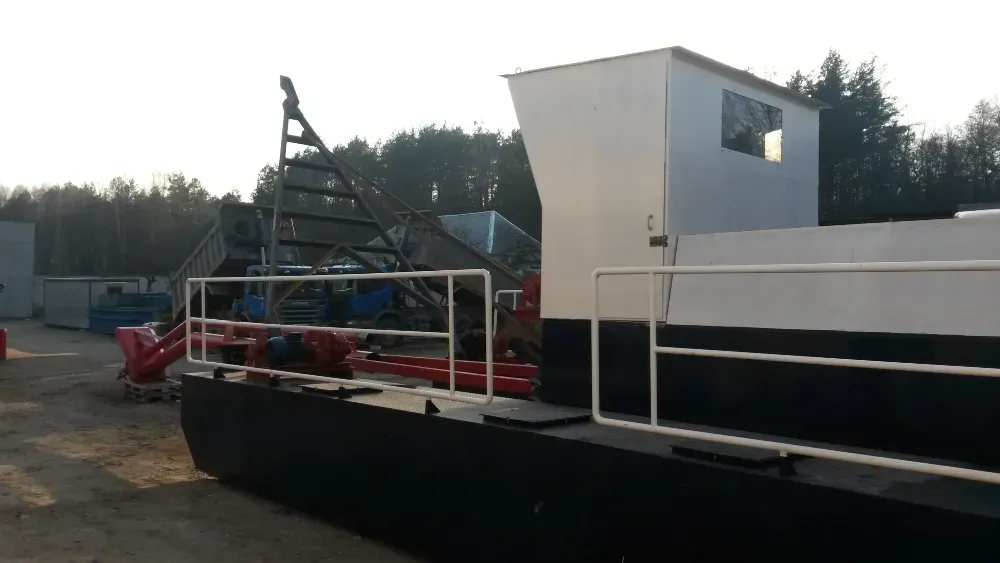 Пирстегі көтеру механизмі мен техникалық жабдықтары бар кеме артқы жоспарда