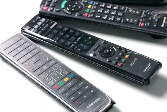 Коллекция пультов дистанционного управления, включая модели Panasonic и Sharp