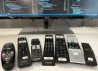 Әртүрлі брендтердегі қашықтан басқару пульттері компьютерлік код фонында