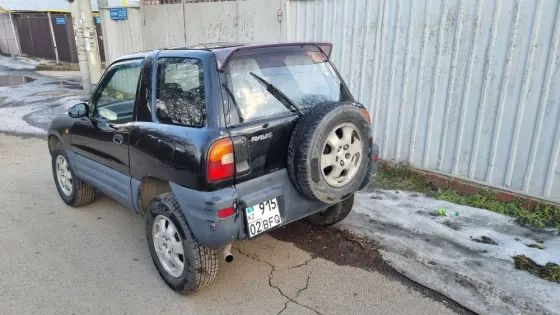 Вид сзади старинного внедорожника Toyota, демонстрирующего запасное колесо